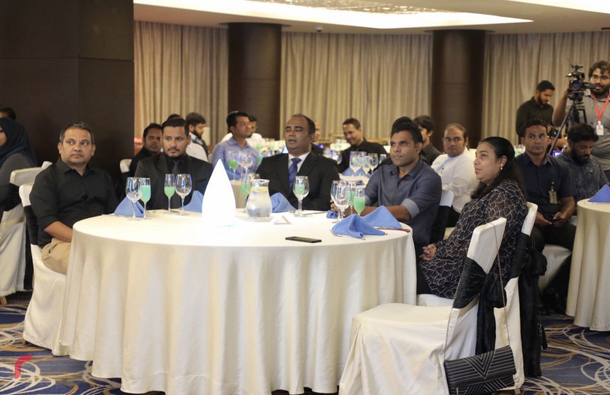 އޮކްޓޫބަރު 13، 2018: ހިއުމަން ރިސޯސް ދާއިރާ އިން އެކި ކުންފުނިތަކުން ކޮށްފައިވާ މަސައްކަތުގެ އަގުވަޒަން ކުރުމުގެ ގޮތުން އެޗްއާރް މޯލްޑިވްސްގެ ފަރާތުން އިންތިޒާމްކޮށްގެން ބޭއްވި އެޗްއާރް އެވޯޑްސް ހަފްލާގެ ތެރެއިން، މި ހަފްލާ ޝަރަފްވެރިކޮށްދެއްވީ އިންތިހާބީ ނާއިބު ރައީސް ފައިސަލް ނަސީމް -- ފޮޓޯ: މުހައްމަދު ޝަރުހާން/ ރާއްޖެ އެމްވީ