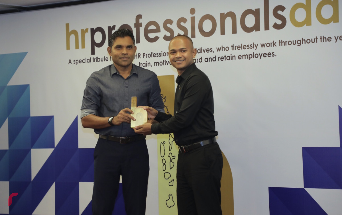 އޮކްޓޫބަރު 13، 2018: ހިއުމަން ރިސޯސް ދާއިރާ އިން އެކި ކުންފުނިތަކުން ކޮށްފައިވާ މަސައްކަތުގެ އަގުވަޒަން ކުރުމުގެ ގޮތުން އެޗްއާރް މޯލްޑިވްސްގެ ފަރާތުން އިންތިޒާމްކޮށްގެން ބޭއްވި އެޗްއާރް އެވޯޑްސް ހަފްލާގައި އެވޯޑް ލިބިލެއްވި ފަރާތްތަކާއި، އިންތިހާބީ ނާއިބު ރައީސް ފައިސަލް ނަސީމް އެވޯޑް ހަވާލުކޮށްދެއްވަނީ -- ފޮޓޯ: މުހައްމަދު ޝަރުހާން/ ރާއްޖެ އެމްވީ