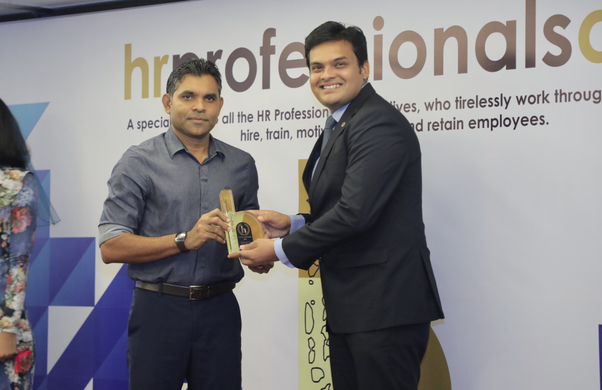 އޮކްޓޫބަރު 13، 2018: ހިއުމަން ރިސޯސް ދާއިރާ އިން އެކި ކުންފުނިތަކުން ކޮށްފައިވާ މަސައްކަތުގެ އަގުވަޒަން ކުރުމުގެ ގޮތުން އެޗްއާރް މޯލްޑިވްސްގެ ފަރާތުން އިންތިޒާމްކޮށްގެން ބޭއްވި އެޗްއާރް އެވޯޑްސް ހަފްލާގައި އެވޯޑް ލިބިލެއްވި ފަރާތްތަކާއި، އިންތިހާބީ ނާއިބު ރައީސް ފައިސަލް ނަސީމް އެވޯޑް ހަވާލުކޮށްދެއްވަނީ -- ފޮޓޯ: މުހައްމަދު ޝަރުހާން/ ރާއްޖެ އެމްވީ