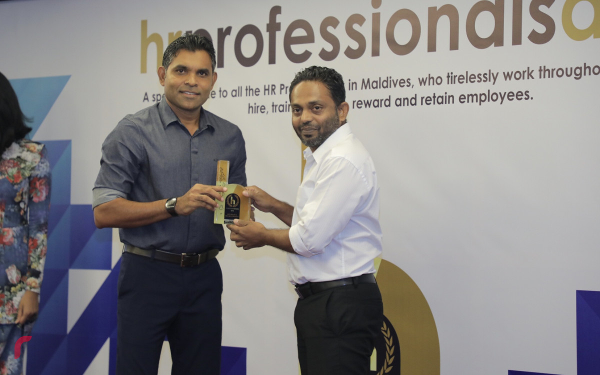 އޮކްޓޫބަރު 13، 2018: ހިއުމަން ރިސޯސް ދާއިރާ އިން އެކި ކުންފުނިތަކުން ކޮށްފައިވާ މަސައްކަތުގެ އަގުވަޒަން ކުރުމުގެ ގޮތުން އެޗްއާރް މޯލްޑިވްސްގެ ފަރާތުން އިންތިޒާމްކޮށްގެން ބޭއްވި އެޗްއާރް އެވޯޑްސް ހަފްލާގައި އެވޯޑް ލިބިލެއްވި ފަރާތްތަކާއި، އިންތިހާބީ ނާއިބު ރައީސް ފައިސަލް ނަސީމް އެވޯޑް ހަވާލުކޮށްދެއްވަނީ -- ފޮޓޯ: މުހައްމަދު ޝަރުހާން/ ރާއްޖެ އެމްވީ