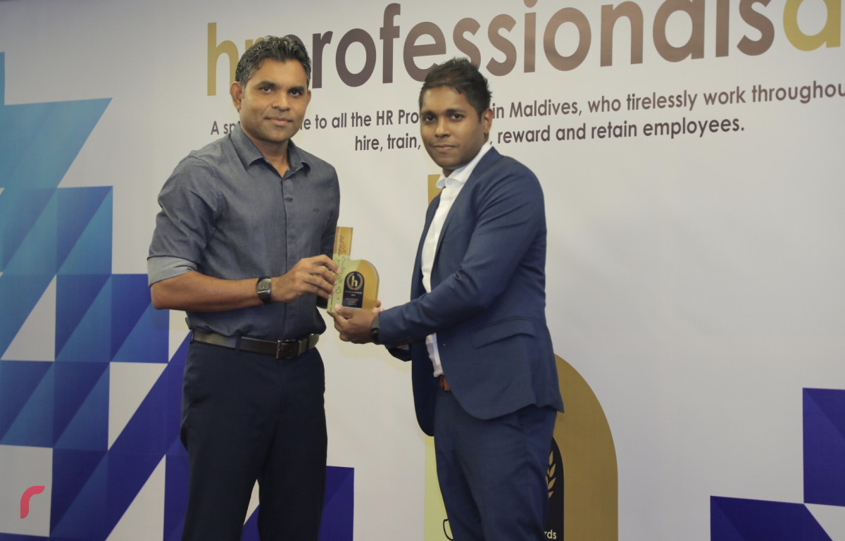 އޮކްޓޫބަރު 13، 2018: ހިއުމަން ރިސޯސް ދާއިރާ އިން އެކި ކުންފުނިތަކުން ކޮށްފައިވާ މަސައްކަތުގެ އަގުވަޒަން ކުރުމުގެ ގޮތުން އެޗްއާރް މޯލްޑިވްސްގެ ފަރާތުން އިންތިޒާމްކޮށްގެން ބޭއްވި އެޗްއާރް އެވޯޑްސް ހަފްލާގައި އެވޯޑް ލިބިލެއްވި ފަރާތްތަކާއި، އިންތިހާބީ ނާއިބު ރައީސް ފައިސަލް ނަސީމް އެވޯޑް ހަވާލުކޮށްދެއްވަނީ -- ފޮޓޯ: މުހައްމަދު ޝަރުހާން/ ރާއްޖެ އެމްވީ