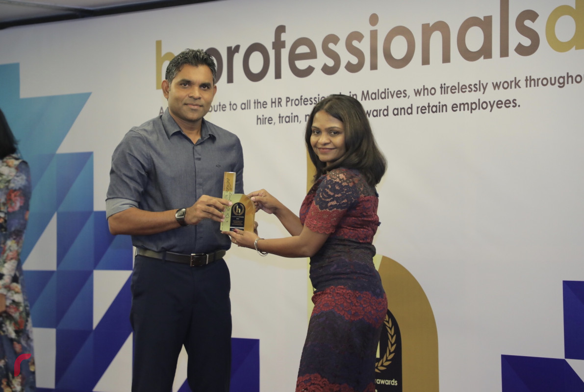 އޮކްޓޫބަރު 13، 2018: ހިއުމަން ރިސޯސް ދާއިރާ އިން އެކި ކުންފުނިތަކުން ކޮށްފައިވާ މަސައްކަތުގެ އަގުވަޒަން ކުރުމުގެ ގޮތުން އެޗްއާރް މޯލްޑިވްސްގެ ފަރާތުން އިންތިޒާމްކޮށްގެން ބޭއްވި އެޗްއާރް އެވޯޑްސް ހަފްލާގައި އެވޯޑް ލިބިލެއްވި ފަރާތްތަކާއި، އިންތިހާބީ ނާއިބު ރައީސް ފައިސަލް ނަސީމް އެވޯޑް ހަވާލުކޮށްދެއްވަނީ -- ފޮޓޯ: މުހައްމަދު ޝަރުހާން/ ރާއްޖެ އެމްވީ