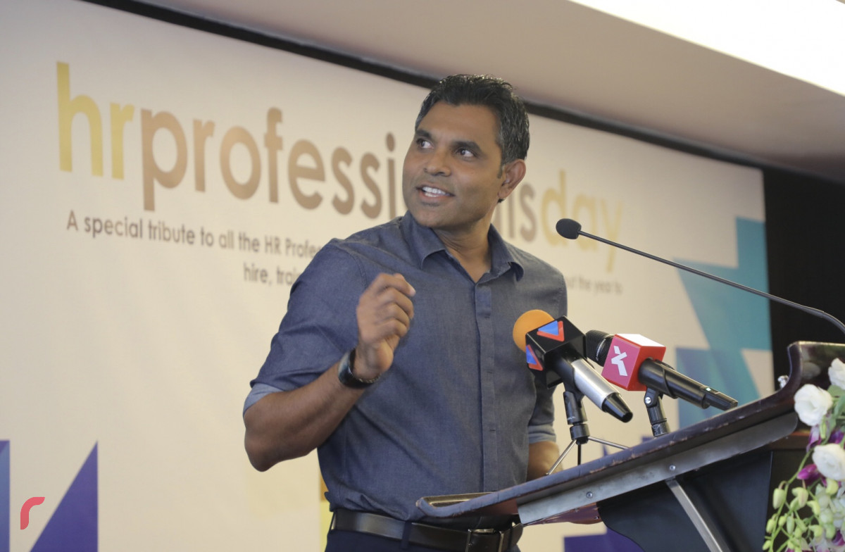 އޮކްޓޫބަރު 13، 2018: ހިއުމަން ރިސޯސް ދާއިރާ އިން އެކި ކުންފުނިތަކުން ކޮށްފައިވާ މަސައްކަތުގެ އަގުވަޒަން ކުރުމުގެ ގޮތުން އެޗްއާރް މޯލްޑިވްސްގެ ފަރާތުން އިންތިޒާމްކޮށްގެން ބޭއްވި އެޗްއާރް އެވޯޑްސް ހަފްލާގައި އިންތިހާބީ ނާއިބު ރައީސް ފައިސަލް ނަސީމް ވާހަކަފުޅު ދައްކަވަނީ -- ފޮޓޯ: މުހައްމަދު ޝަރުހާން/ ރާއްޖެ އެމްވީ