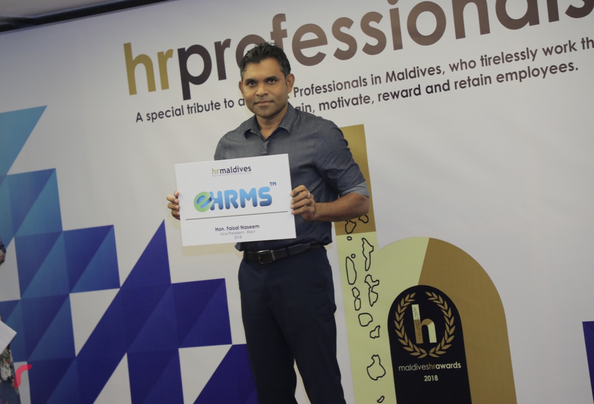 އޮކްޓޫބަރު 13، 2018: ހިއުމަން ރިސޯސް ދާއިރާ އިން އެކި ކުންފުނިތަކުން ކޮށްފައިވާ މަސައްކަތުގެ އަގުވަޒަން ކުރުމުގެ ގޮތުން އެޗްއާރް މޯލްޑިވްސްގެ ފަރާތުން އިންތިޒާމްކޮށްގެން ބޭއްވި އެޗްއާރް އެވޯޑްސް ހަފްލާގެ ތެރެއިން، މި ހަފްލާ ޝަރަފްވެރިކޮށްދެއްވީ އިންތިހާބީ ނާއިބު ރައީސް ފައިސަލް ނަސީމް -- ފޮޓޯ: މުހައްމަދު ޝަރުހާން/ ރާއްޖެ އެމްވީ