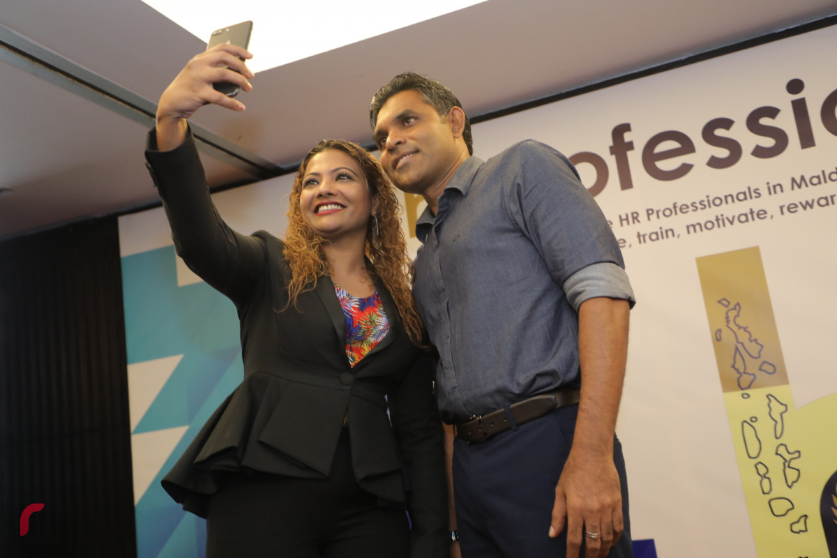 އޮކްޓޫބަރު 13، 2018 : ހިއުމަން ރިސޯސް ދާއިރާ އިން އެކި ކުންފުނިތަކުން ކޮށްފައިވާ މަސައްކަތުގެ އަގުވަޒަން ކުރުމުގެ ގޮތުން އެޗްއާރް މޯލްޑިވްސްގެ ފަރާތުން އިންތިޒާމްކޮށްގެން ބޭއްވި އެޗްއާރް އެވޯޑްސް ހަފްލާގެ ތެރެއިން، މި ހަފްލާ ޝަރަފްވެރިކޮށްދެއްވީ އިންތިހާބީ ނާއިބު ރައީސް ފައިސަލް ނަސީމް -- ފޮޓޯ: މުހައްމަދު ޝަރުހާން/ ރާއްޖެ އެމްވީ