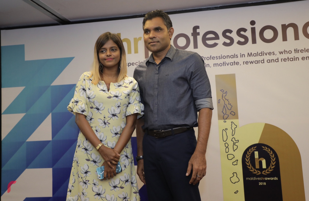 އޮކްޓޫބަރު 13، 2018 : ހިއުމަން ރިސޯސް ދާއިރާ އިން އެކި ކުންފުނިތަކުން ކޮށްފައިވާ މަސައްކަތުގެ އަގުވަޒަން ކުރުމުގެ ގޮތުން އެޗްއާރް މޯލްޑިވްސްގެ ފަރާތުން އިންތިޒާމްކޮށްގެން ބޭއްވި އެޗްއާރް އެވޯޑްސް ހަފްލާގެ ތެރެއިން، މި ހަފްލާ ޝަރަފްވެރިކޮށްދެއްވީ އިންތިހާބީ ނާއިބު ރައީސް ފައިސަލް ނަސީމް -- ފޮޓޯ: މުހައްމަދު ޝަރުހާން/ ރާއްޖެ އެމްވީ