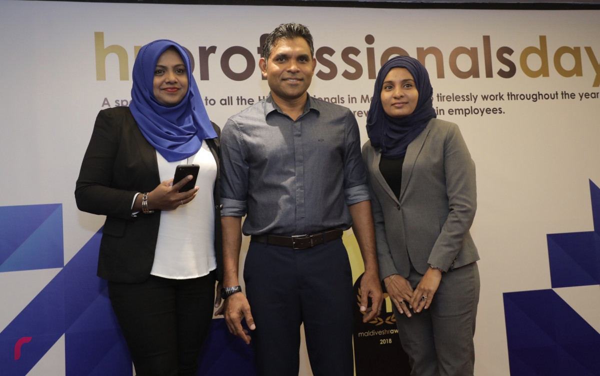 އޮކްޓޫބަރު 13، 2018: ހިއުމަން ރިސޯސް ދާއިރާ އިން އެކި ކުންފުނިތަކުން ކޮށްފައިވާ މަސައްކަތުގެ އަގުވަޒަން ކުރުމުގެ ގޮތުން އެޗްއާރް މޯލްޑިވްސްގެ ފަރާތުން އިންތިޒާމްކޮށްގެން ބޭއްވި އެޗްއާރް އެވޯޑްސް ހަފްލާގެ ތެރެއިން، މި ހަފްލާ ޝަރަފްވެރިކޮށްދެއްވީ އިންތިހާބީ ނާއިބު ރައީސް ފައިސަލް ނަސީމް -- ފޮޓޯ: މުހައްމަދު ޝަރުހާން/ ރާއްޖެ އެމްވީ