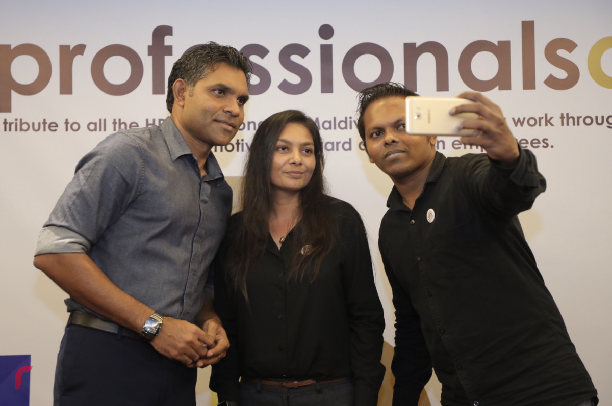 އޮކްޓޫބަރު 13، 2018: ހިއުމަން ރިސޯސް ދާއިރާ އިން އެކި ކުންފުނިތަކުން ކޮށްފައިވާ މަސައްކަތުގެ އަގުވަޒަން ކުރުމުގެ ގޮތުން އެޗްއާރް މޯލްޑިވްސްގެ ފަރާތުން އިންތިޒާމްކޮށްގެން ބޭއްވި އެޗްއާރް އެވޯޑްސް ހަފްލާގެ ތެރެއިން، މި ހަފްލާ ޝަރަފްވެރިކޮށްދެއްވީ އިންތިހާބީ ނާއިބު ރައީސް ފައިސަލް ނަސީމް -- ފޮޓޯ: މުހައްމަދު ޝަރުހާން/ ރާއްޖެ އެމްވީ