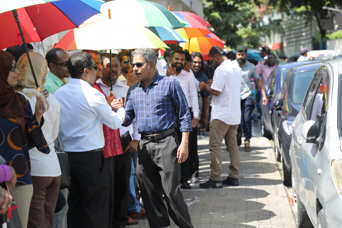 އޮކްޓޫބަރު 14، 2018: ސެޕްޓެމްބަރު 23 ވަނަ ދުވަހު ބޭއްވި ރިޔާސީ އިންތިހާބު ބާތިލް ކޮށްދިނުމަށް އެދި ރައީސް އަބްދުﷲ ޔާމީން ހުށަހަޅާފައިވާ މައްސަލައިގެ ފުރަތަމަ އަޑުއެހުން ސުޕްރީމް ކޯޓުގައި ތާވަލްކުރުމާއިއެކު އަޑުއެހުމަށް ވަނުމަށް ޕީޕީއެމްގެ ބައެއް ސަޕޯޓަރުންނާއި އިދިކޮޅު މަޖިލިސް މެމްބަރުން ނަންނޯޓުކުރުމަށް ކިޔޫގައި މަޑުކޮށްލައްވައިގެން -- ފޮޓޯ: މުހައްމަދު ޝަރުހާން / ރާއްޖެ އެމްވީ