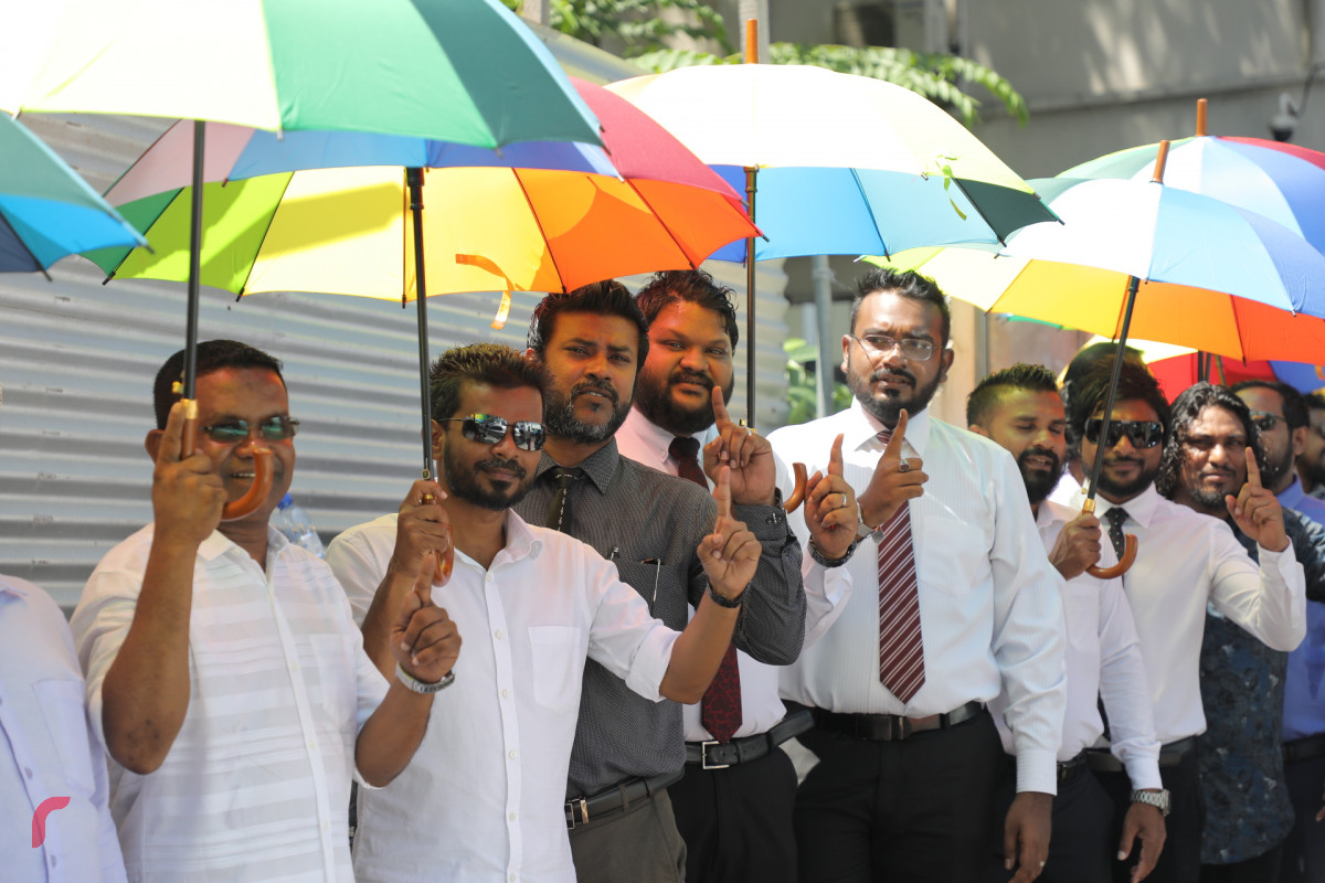 އޮކްޓޫބަރު 14، 2018: ސެޕްޓެމްބަރު 23 ވަނަ ދުވަހު ބޭއްވި ރިޔާސީ އިންތިހާބު ބާތިލް ކޮށްދިނުމަށް އެދި ރައީސް އަބްދުﷲ ޔާމީން ހުށަހަޅާފައިވާ މައްސަލައިގެ ފުރަތަމަ އަޑުއެހުން ސުޕްރީމް ކޯޓުގައި ތާވަލްކުރުމާއިއެކު އަޑުއެހުމަށް ވަނުމަށް ޕީޕީއެމްގެ ބައެއް ސަޕޯޓަރުންނާއި ސަރުކާރު ކުންފުނިތަކުގެ ބައެއް ވެރިން، ނަންނޯޓުކުރުމަށް ކިޔޫގައި މަޑުކޮށްލައްވައިގެން -- ފޮޓޯ: މުހައްމަދު ޝަރުހާން / ރާއްޖެ އެމްވީ