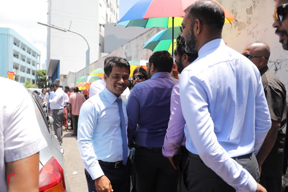 އޮކްޓޫބަރު 14، 2018: ސެޕްޓެމްބަރު 23 ވަނަ ދުވަހު ބޭއްވި ރިޔާސީ އިންތިހާބު ބާތިލް ކޮށްދިނުމަށް އެދި ރައީސް އަބްދުﷲ ޔާމީން ހުށަހަޅާފައިވާ މައްސަލައިގެ ފުރަތަމަ އަޑުއެހުން ސުޕްރީމް ކޯޓުގައި ތާވަލްކުރުމާއިއެކު އަޑުއެހުމަށް ވަނުމަށް ޕީޕީއެމްގެ ބައެއް ސަޕޯޓަރުންނާއި ސަރުކާރު ކުންފުނިތަކުގެ ބައެއް ވެރިން، ނަންނޯޓުކުރުމަށް ކިޔޫގައި މަޑުކޮށްލައްވައިގެން -- ފޮޓޯ: މުހައްމަދު ޝަރުހާން / ރާއްޖެ އެމްވީ