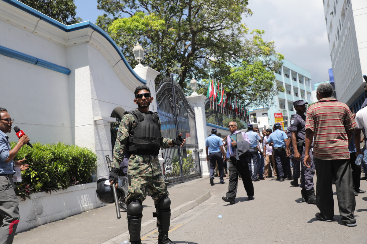 އޮކްޓޫބަރު 14، 2018: ސެޕްޓެމްބަރު 23 ވަނަ ދުވަހު ބޭއްވި ރިޔާސީ އިންތިހާބު ބާތިލް ކޮށްދިނުމަށް އެދި ރައީސް އަބްދުﷲ ޔާމީން ހުށަހަޅާފައިވާ މައްސަލައިގެ ފުރަތަމަ އަޑުއެހުން ސުޕްރީމް ކޯޓުގައި  ކުރިއަށްދިޔަ ވަގުތު ސުޕްރީމް ކޯޓު ސަރަހައްދުގެ އަމަން ބެލެހެއްޓުމަށް ސިފައިންނާއި ފުލުހުން ހަރަކާތްތެރިވަނީ -- ފޮޓޯ: މުހައްމަދު ޝަރުހާން / ރާއްޖެ އެމްވީ