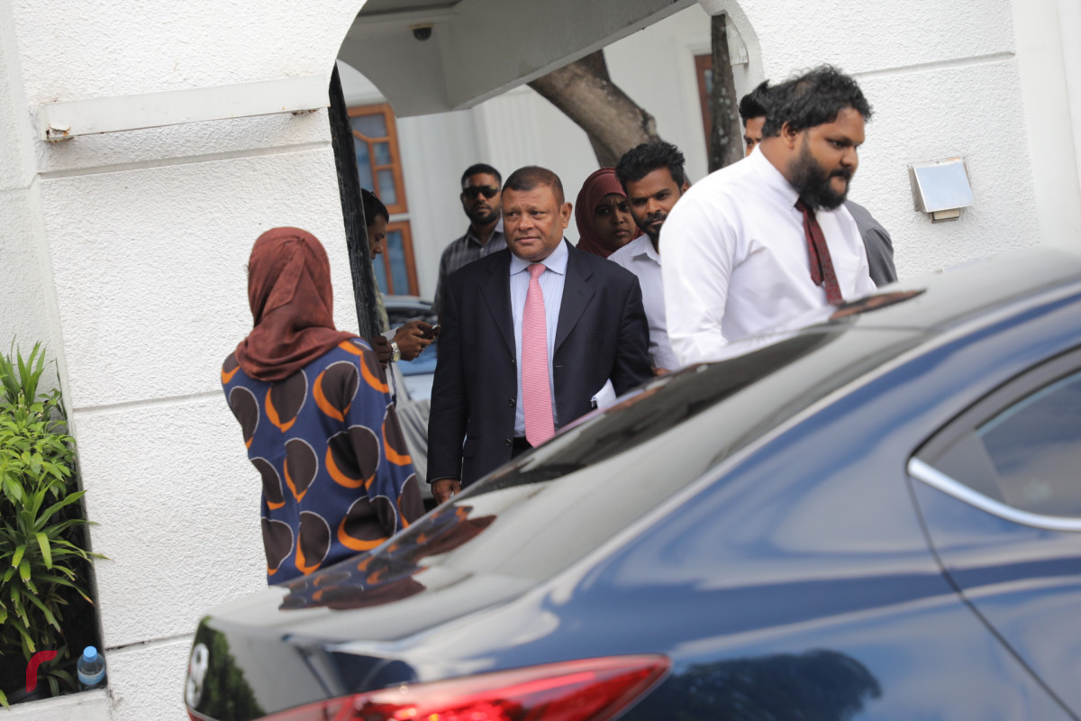 އޮކްޓޫބަރު 14، 2018: ސެޕްޓެމްބަރު 23 ވަނަ ދުވަހު ބޭއްވި ރިޔާސީ އިންތިހާބު ބާތިލް ކޮށްދިނުމަށް އެދި ރައީސް އަބްދުﷲ ޔާމީން ހުށަހަޅާފައިވާ މައްސަލައިގެ ފުރަތަމަ އަޑުއެހުން ނިންމަވާލެއްވުމަށްފަހު ރައީސް ޔާމީންގެ ލޯޔަރު ސަލީމް ވަޑައިގަންނަވަނީ -- ފޮޓޯ: މުހައްމަދު ޝަރުހާން / ރާއްޖެ އެމްވީ