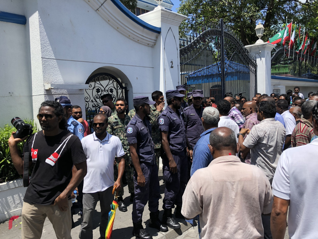 އޮކްޓޫބަރު 14، 2018: ސެޕްޓެމްބަރު 23 ވަނަ ދުވަހު ބޭއްވި ރިޔާސީ އިންތިހާބު ބާތިލް ކޮށްދިނުމަށް އެދި ރައީސް އަބްދުﷲ ޔާމީން ހުށަހަޅާފައިވާ މައްސަލައިގެ ފުރަތަމަ އަޑުއެހުން ސުޕްރީމް ކޯޓުގައި  ކުރިއަށްދިޔަ ވަގުތު ސުޕްރީމް ކޯޓު ސަރަހައްދުގެ އަމަން ބެލެހެއްޓުމަށް ސިފައިންނާއި ފުލުހުން ހަރަކާތްތެރިވަނީ -- ފޮޓޯ: މުހައްމަދު ޝަރުހާން / ރާއްޖެ އެމްވީ