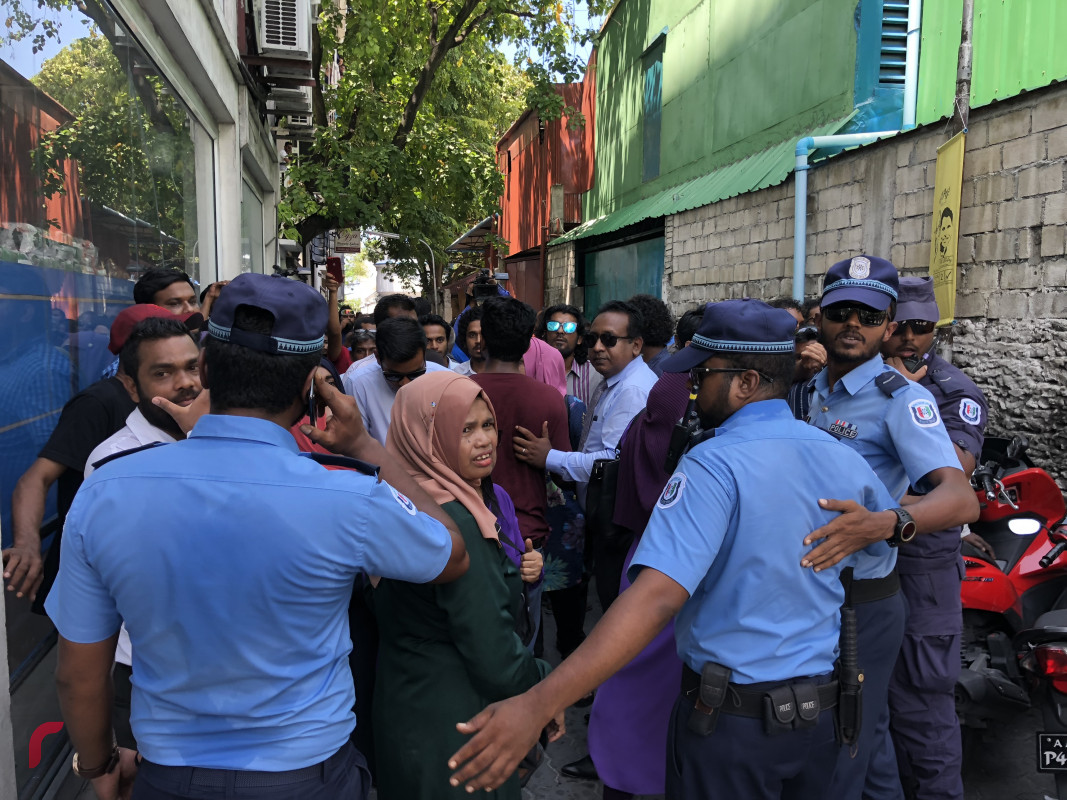 އޮކްޓޫބަރު 14، 2018: ސެޕްޓެމްބަރު 23 ވަނަ ދުވަހު ބޭއްވި ރިޔާސީ އިންތިހާބު ބާތިލް ކޮށްދިނުމަށް އެދި ރައީސް އަބްދުﷲ ޔާމީން ހުށަހަޅާފައިވާ މައްސަލައިގެ ފުރަތަމަ އަޑުއެހުން ސުޕްރީމް ކޯޓުގައި  ކުރިއަށްދިޔަ ވަގުތު ސުޕްރީމް ކޯޓު ސަރަހައްދުގެ އަމަން ބެލެހެއްޓުމަށް ސިފައިންނާއި ފުލުހުން ހަރަކާތްތެރިވަނީ -- ފޮޓޯ: މުހައްމަދު ޝަރުހާން / ރާއްޖެ އެމްވީ