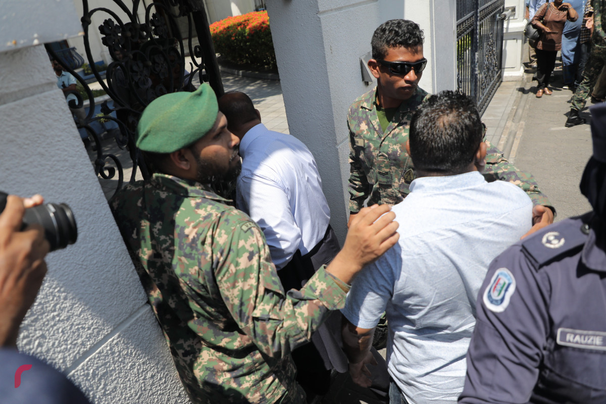 އޮކްޓޫބަރު 14، 2018: ސެޕްޓެމްބަރު 23 ވަނަ ދުވަހު ބޭއްވި ރިޔާސީ އިންތިހާބު ބާތިލް ކޮށްދިނުމަށް އެދި ރައީސް އަބްދުﷲ ޔާމީން ހުށަހަޅާފައިވާ މައްސަލައިގެ ފުރަތަމަ އަޑުއެހުން ސުޕްރީމް ކޯޓުގައި  ކުރިއަށްދިޔަ ވަގުތު ސުޕްރީމް ކޯޓު ސަރަހައްދުގެ އަމަން ބެލެހެއްޓުމަށް ސިފައިންނާއި ފުލުހުން ހަރަކާތްތެރިވަނީ -- ފޮޓޯ: މުހައްމަދު ޝަރުހާން / ރާއްޖެ އެމްވީ