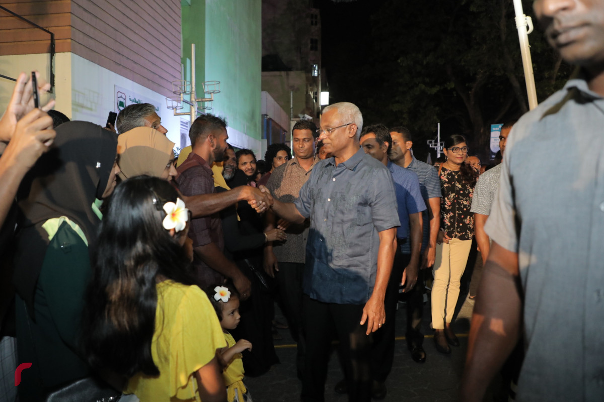 އޮކްޓޫބަރު 15، 2018: ރިޔާސީ އިންތިޚާބުގައި ގުޅިފައިވާ ޕާޓީތަކުން ހޯއްދެވި ކާމިޔާބީ ފާހަގަކުރަން މައްޗަންގޯޅި އުތުރު ދާއިރާގެ ރައްޔިތުން ޗާންދަނީ މަގު އިސްކަންދަރު ސްކޫލް ސަރަހައްދުގައި ކުރިއަށްގެންދިޔަ ހަރަކާތުގައި ބައިވެރިވެ ވަޑައިގަތުމަށް އިންތިހާބީ ރައީސް އިބްރާޙީމް މުހައްމަދު ސޯލިހުގެ އަދި އިންތިހާބީ ނާއިބު ރައީސް ފައިސަލް ނަސީމް ވަޑައިގަންނަވަނީ -- ފޮޓޯ: މުހައްމަދު ޝަރުހާން / ރާއްޖެ އެމްވީ