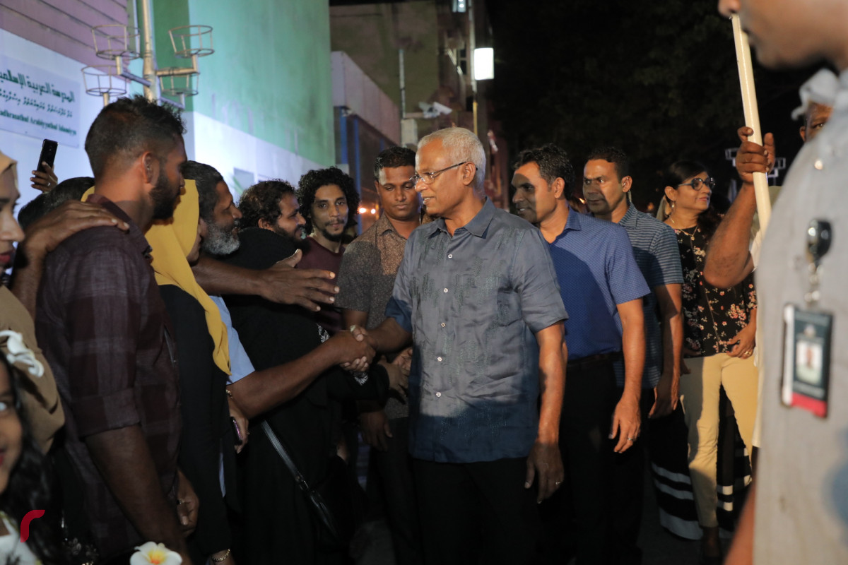 އޮކްޓޫބަރު 15، 2018: ރިޔާސީ އިންތިޚާބުގައި ގުޅިފައިވާ ޕާޓީތަކުން ހޯއްދެވި ކާމިޔާބީ ފާހަގަކުރަން މައްޗަންގޯޅި އުތުރު ދާއިރާގެ ރައްޔިތުން ޗާންދަނީ މަގު އިސްކަންދަރު ސްކޫލް ސަރަހައްދުގައި ކުރިއަށްގެންދިޔަ ހަރަކާތުގައި ބައިވެރިވެ ވަޑައިގަތުމަށް އިންތިހާބީ ރައީސް އިބްރާޙީމް މުހައްމަދު ސޯލިހުގެ އަދި އިންތިހާބީ ނާއިބު ރައީސް ފައިސަލް ނަސީމް ވަޑައިގަންނަވަނީ -- ފޮޓޯ: މުހައްމަދު ޝަރުހާން / ރާއްޖެ އެމްވީ
