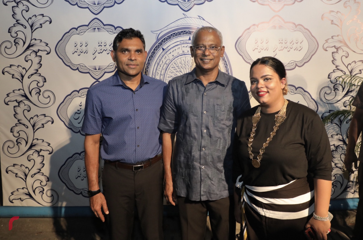 އޮކްޓޫބަރު 15، 2018: ރިޔާސީ އިންތިޚާބުގައި ގުޅިފައިވާ ޕާޓީތަކުން ހޯއްދެވި ކާމިޔާބީ ފާހަގަކުރަން މައްޗަންގޯޅި އުތުރު ދާއިރާގެ ރައްޔިތުން ޗާންދަނީ މަގު އިސްކަންދަރު ސްކޫލް ސަރަހައްދުގައި ކުރިއަށްގެންދިޔަ ހަރަކާތުގައި އިންތިހާބީ ރައީސް އިބްރާޙީމް މުހައްމަދު ސޯލިހުގެ އަދި އިންތިހާބީ ނާއިބު ރައީސް ފައިސަލް ނަސީމް ބައިވެރިވެ ވަޑައިގެން ސަޕޯޓަރަކާއިއެކު ފޮޓޯއަކަށް ހުއްޓިވަޑައިގެން -- ފޮޓޯ: މުހައްމަދު ޝަރުހާން / ރާއްޖެ އެމްވީ