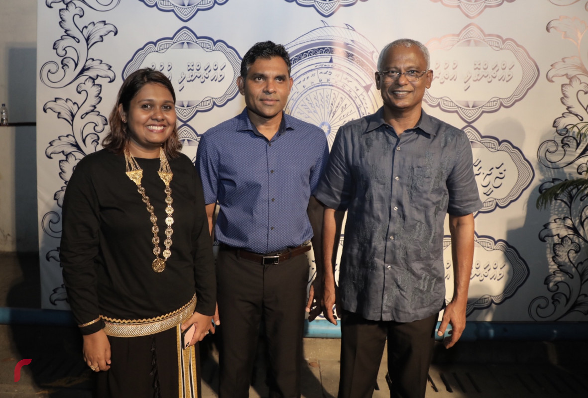 އޮކްޓޫބަރު 15، 2018: ރިޔާސީ އިންތިޚާބުގައި ގުޅިފައިވާ ޕާޓީތަކުން ހޯއްދެވި ކާމިޔާބީ ފާހަގަކުރަން މައްޗަންގޯޅި އުތުރު ދާއިރާގެ ރައްޔިތުން ޗާންދަނީ މަގު އިސްކަންދަރު ސްކޫލް ސަރަހައްދުގައި ކުރިއަށްގެންދިޔަ ހަރަކާތުގައި އިންތިހާބީ ރައީސް އިބްރާޙީމް މުހައްމަދު ސޯލިހުގެ އަދި އިންތިހާބީ ނާއިބު ރައީސް ފައިސަލް ނަސީމް ބައިވެރިވެ ވަޑައިގެން ސަޕޯޓަރަކާ އެކު ފޮޓޯއަކަށް ހުއްޓިވަޑައިގެން -- ފޮޓޯ: މުހައްމަދު ޝަރުހާން / ރާއްޖެ އެމްވީ