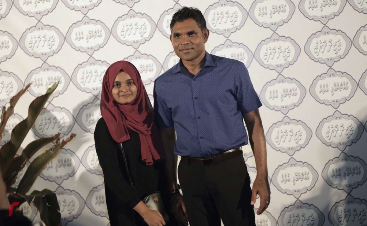 އޮކްޓޫބަރު 15، 2018: ރިޔާސީ އިންތިޚާބުގައި ގުޅިފައިވާ ޕާޓީތަކުން ހޯއްދެވި ކާމިޔާބީ ފާހަގަކުރަން މައްޗަންގޯޅި އުތުރު ދާއިރާގެ ރައްޔިތުން ޗާންދަނީ މަގު އިސްކަންދަރު ސްކޫލް ސަރަހައްދުގައި ކުރިއަށްގެންދިޔަ ހަރަކާތުގައި އިންތިހާބީ ނާއިބު ރައީސް ފައިސަލް ނަސީމް ބައިވެރިވެ ވަޑައިގެން ސަޕޯޓަރަކާއިއެކު ފޮޓޯއަކަށް ހުއްޓިވަޑައިގެން -- ފޮޓޯ: މުހައްމަދު ޝަރުހާން / ރާއްޖެ އެމްވީ