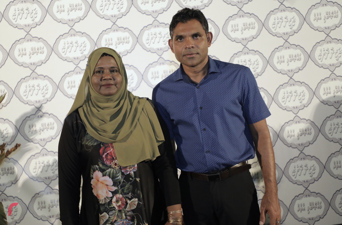 އޮކްޓޫބަރު 15، 2018: ރިޔާސީ އިންތިޚާބުގައި ގުޅިފައިވާ ޕާޓީތަކުން ހޯއްދެވި ކާމިޔާބީ ފާހަގަކުރަން މައްޗަންގޯޅި އުތުރު ދާއިރާގެ ރައްޔިތުން ޗާންދަނީ މަގު އިސްކަންދަރު ސްކޫލް ސަރަހައްދުގައި ކުރިއަށްގެންދިޔަ ހަރަކާތުގައި އިންތިހާބީ ނާއިބު ރައީސް ފައިސަލް ނަސީމް ބައިވެރިވެ ވަޑައިގެން ސަޕޯޓަރަކާ އެކު ފޮޓޯއަކަށް ހުއްޓިވަޑައިގެން -- ފޮޓޯ: މުހައްމަދު ޝަރުހާން / ރާއްޖެ އެމްވީ