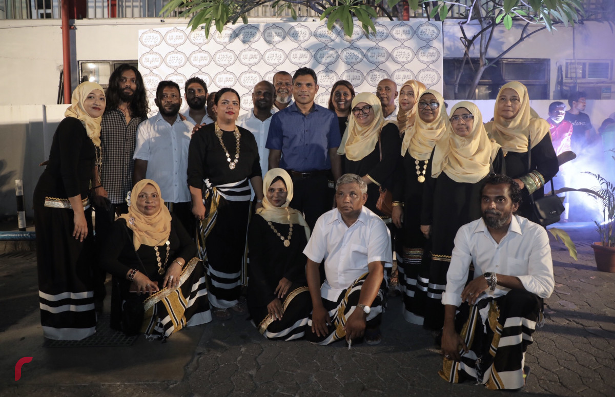 އޮކްޓޫބަރު 15، 2018: ރިޔާސީ އިންތިޚާބުގައި ގުޅިފައިވާ ޕާޓީތަކުން ހޯއްދެވި ކާމިޔާބީ ފާހަގަކުރަން މައްޗަންގޯޅި އުތުރު ދާއިރާގެ ރައްޔިތުން ޗާންދަނީ މަގު އިސްކަންދަރު ސްކޫލް ސަރަހައްދުގައި ކުރިއަށްގެންދިޔަ ހަރަކާތުގައި އިންތިހާބީ ނާއިބު ރައީސް ފައިސަލް ނަސީމް ބައިވެރިވެ ވަޑައިގެން ސަޕޯޓަރުންތަކަކާ އެކު ފޮޓޯއަކަށް ހުއްޓިވަޑައިގެން -- ފޮޓޯ: މުހައްމަދު ޝަރުހާން / ރާއްޖެ އެމްވީ