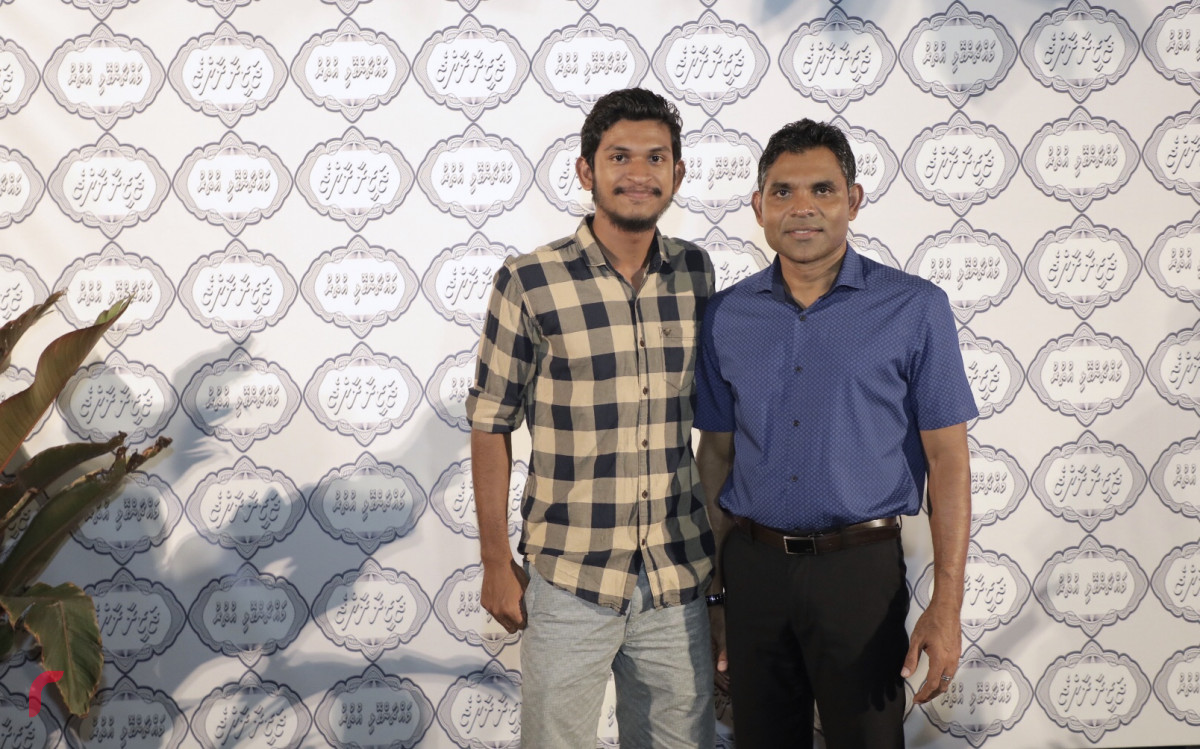 އޮކްޓޫބަރު 15، 2018: ރިޔާސީ އިންތިޚާބުގައި ގުޅިފައިވާ ޕާޓީތަކުން ހޯއްދެވި ކާމިޔާބީ ފާހަގަކުރަން މައްޗަންގޯޅި އުތުރު ދާއިރާގެ ރައްޔިތުން ޗާންދަނީ މަގު އިސްކަންދަރު ސްކޫލް ސަރަހައްދުގައި ކުރިއަށްގެންދިޔަ ހަރަކާތުގައި އިންތިހާބީ ނާއިބު ރައީސް ފައިސަލް ނަސީމް ބައިވެރިވެ ވަޑައިގެން ސަޕޯޓަރަކާއިއެކު ފޮޓޯއަކަށް ހުއްޓިވަޑައިގެން -- ފޮޓޯ: މުހައްމަދު ޝަރުހާން / ރާއްޖެ އެމްވީ