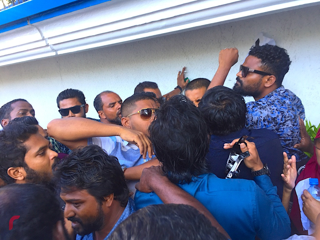 ސުޕްރީމް ކޯޓްގެ އަޑުއެހުމަށް ވަނުމަށް އަންގާރަ ދުވަހު ހަދާފައިވާ ކިޔޫއަށް މެމްބަރު މަހްލޫފު އެރުމުން އެ ސަރަހައްދުގައި ހަލަބޮލިވެފައި