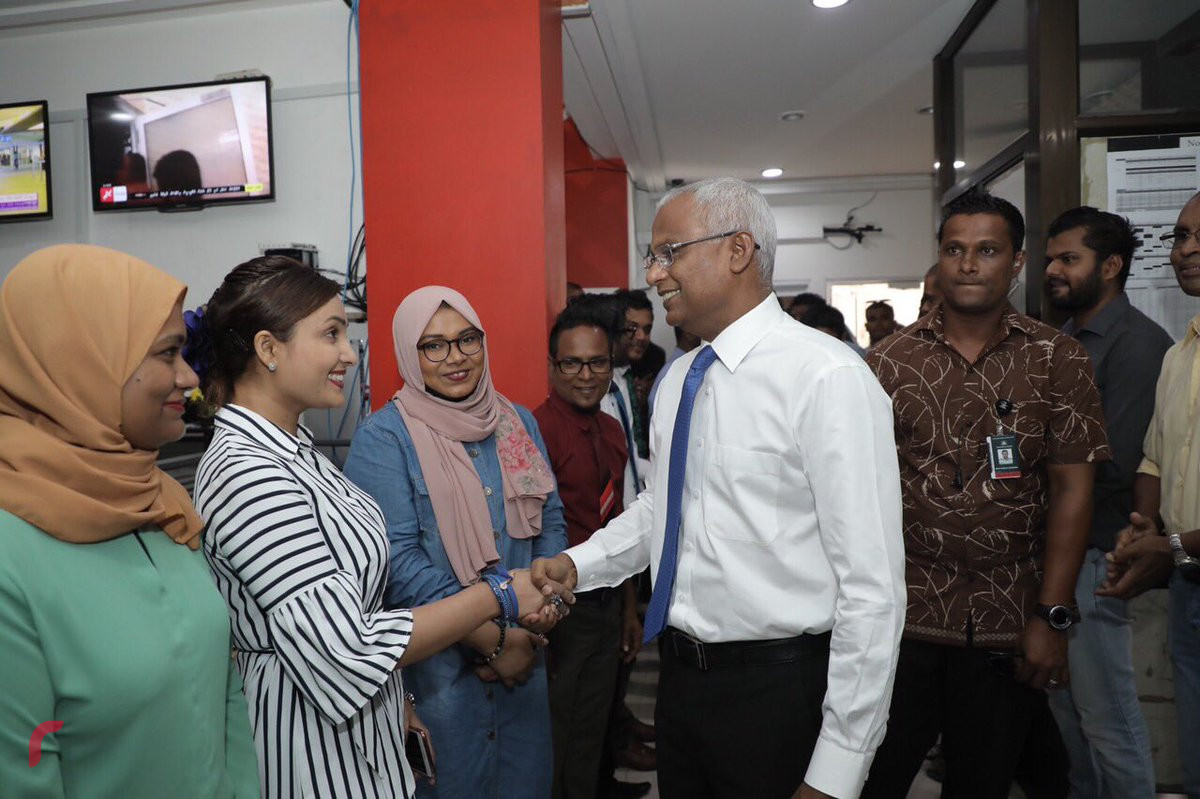 އޮކްޓޫބަރު 18، 2018: އިންތިހާބީ ރައީސް އިބްރާހީމް މުހައްމަދު ސޯލިހު ރާއްޖެ ޓީވީގެ މުވައްޒިފުންނާ ބައްދަލުކުރައްވަނީ -- ފޮޓޯ: މުހައްމަދު ޝަރުހާން / ރާއްޖެ ޓީވީ