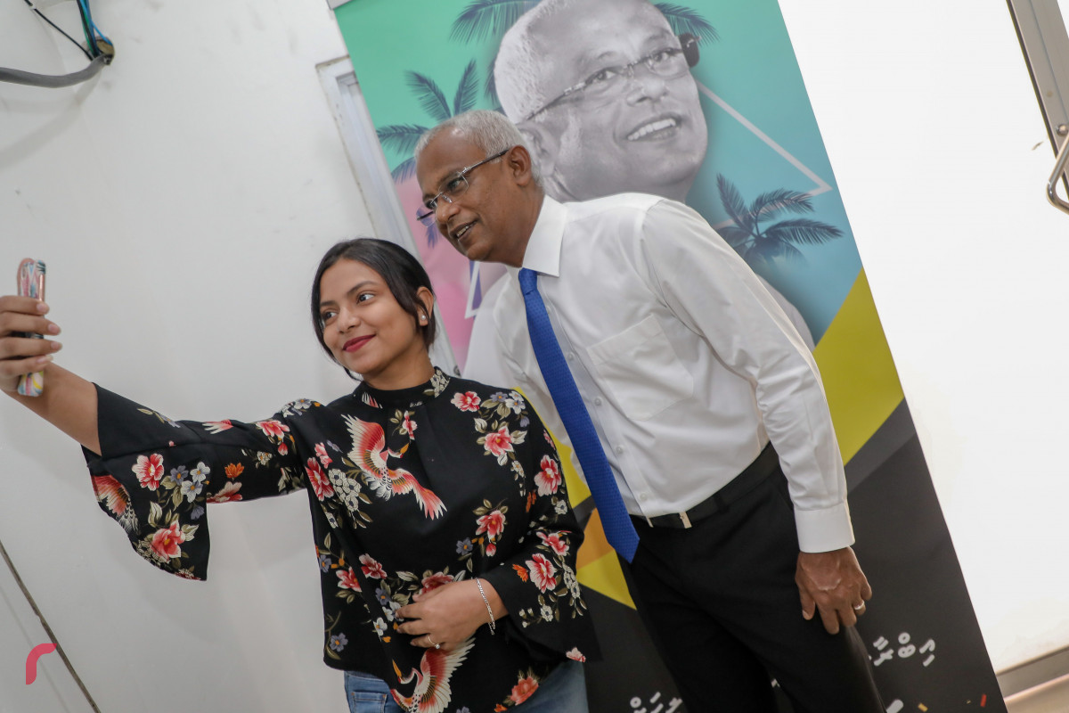 އޮކްޓޫބަރު 18، 2018: އިންތިހާބީ ރައީސް އިބްރާހީމް މުހައްމަދު ސޯލިހު ރާއްޖެ ޓީވީގެ މުވައްޒިފުންނާ ބައްދަލުކުރައްވަނީ -- ފޮޓޯ: މުހައްމަދު ޝަރުހާން / ރާއްޖެ ޓީވީ