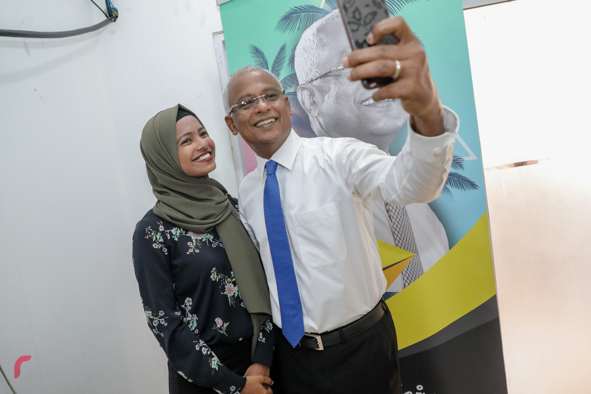 އޮކްޓޫބަރު 18، 2018: އިންތިހާބީ ރައީސް އިބްރާހީމް މުހައްމަދު ސޯލިހު ރާއްޖެ ޓީވީގެ މުވައްޒިފުންނާ ބައްދަލުކުރައްވަނީ -- ފޮޓޯ: މުހައްމަދު ޝަރުހާން / ރާއްޖެ ޓީވީ