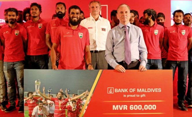 ގައުމީ ބޭންކުން ސާފް ސުޒުކީ ކަޕް އުފުލާލި ޓީމުގެ އަގުވަޒަންކުރުން