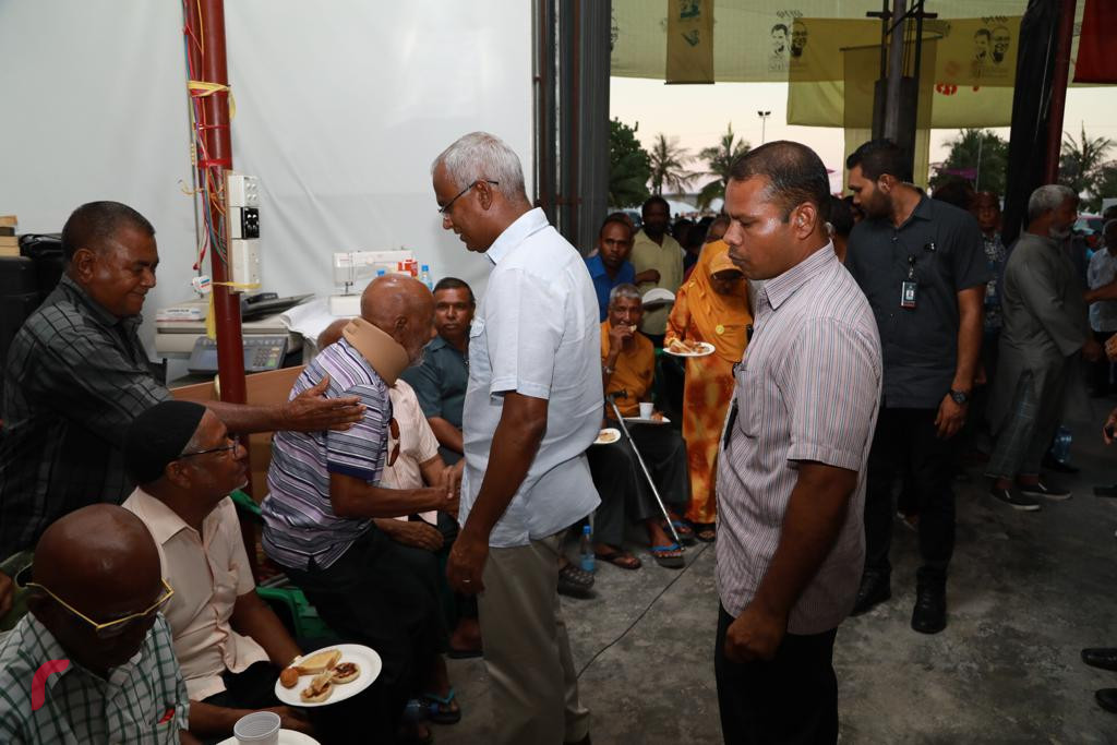 19 އޮކްޓޯބަރ 2018: ރިޔާސީ އިންތިޚާބުގައި ގުޅިފައިވާ ޕާޓީތަކަށް ލިބުނު ކާމިޔާބާއި ގުޅިގެން އުފާ ފާޅުކުުރުމަށް ހަރުގެ ސަރަހައްދުގައި ކުރިއަށްގެންދިޔަ ހަރަކާތުގައި އިންތިޚާބީ ރައީސް ރައްޔިތުންނާއި ބައްދަލުކުރައްވަނީ