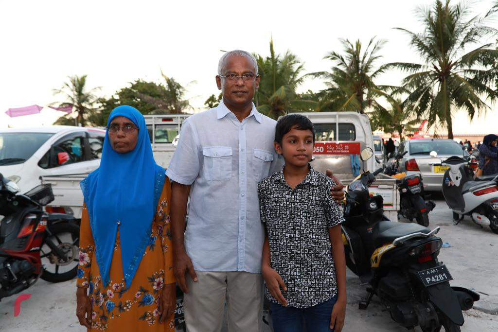 19 އޮކްޓޯބަރ 2018: ރިޔާސީ އިންތިޚާބުގައި ގުޅިފައިވާ ޕާޓީތަކަށް ލިބުނު ކާމިޔާބާއި ގުޅިގެން އުފާ ފާޅުކުުރުމަށް ހަރުގެ ސަރަހައްދުގައި ކުރިއަށްގެންދިޔަ ހަރަކާތުގައި އިންތިޚާބީ ރައީސް ރައްޔިތުންނާއި ބައްދަލުކުރައްވައި ފޮޓޯ ނަންގަވަނީ