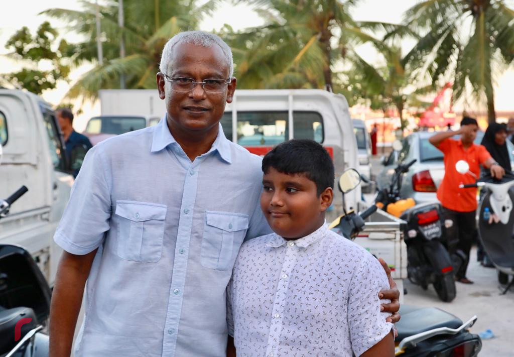 19 އޮކްޓޯބަރ 2018: ރިޔާސީ އިންތިޚާބުގައި ގުޅިފައިވާ ޕާޓީތަކަށް ލިބުނު ކާމިޔާބާއި ގުޅިގެން އުފާ ފާޅުކުުރުމަށް ހަރުގެ ސަރަހައްދުގައި ކުރިއަށްގެންދިޔަ ހަރަކާތުގައި އިންތިޚާބީ ރައީސް ރައްޔިތުންނާއި ބައްދަލުކުރައްވައި ފޮޓޯ ނަންގަވަނީ