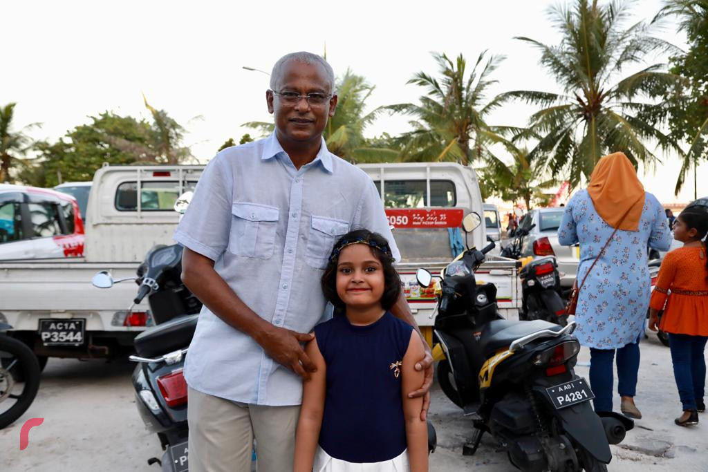 19 އޮކްޓޯބަރ 2018: ރިޔާސީ އިންތިޚާބުގައި ގުޅިފައިވާ ޕާޓީތަކަށް ލިބުނު ކާމިޔާބާއި ގުޅިގެން އުފާ ފާޅުކުުރުމަށް ހަރުގެ ސަރަހައްދުގައި ކުރިއަށްގެންދިޔަ ހަރަކާތުގައި އިންތިޚާބީ ރައީސް ރައްޔިތުންނާއި ބައްދަލުކުރައްވައި ފޮޓޯ ނަންގަވަނީ