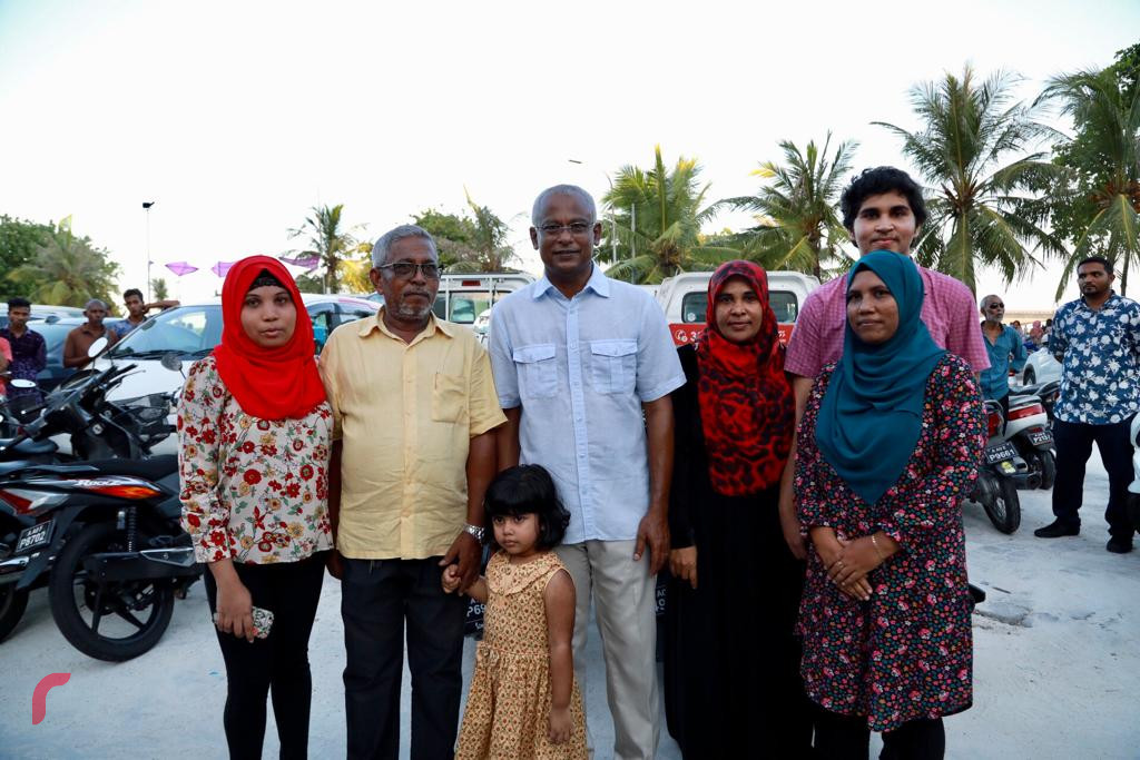 19 އޮކްޓޯބަރ 2018: ރިޔާސީ އިންތިޚާބުގައި ގުޅިފައިވާ ޕާޓީތަކަށް ލިބުނު ކާމިޔާބާއި ގުޅިގެން އުފާ ފާޅުކުުރުމަށް ހަރުގެ ސަރަހައްދުގައި ކުރިއަށްގެންދިޔަ ހަރަކާތުގައި އިންތިޚާބީ ރައީސް ރައްޔިތުންނާއި އެކު ފޮޓޯ ނަންގަވަނީ