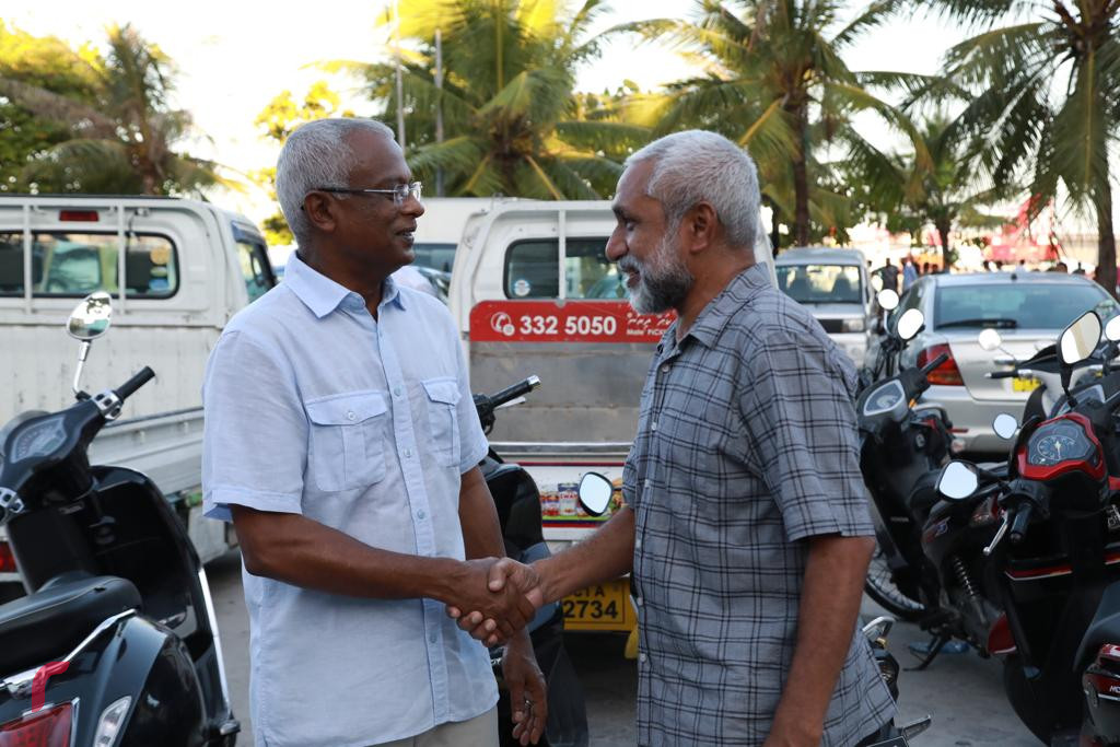 19 އޮކްޓޯބަރ 2018: ރިޔާސީ އިންތިޚާބުގައި ގުޅިފައިވާ ޕާޓީތަކަށް ލިބުނު ކާމިޔާބާއި ގުޅިގެން އުފާ ފާޅުކުުރުމަށް ހަރުގެ ސަރަހައްދުގައި ކުރިއަށްގެންދިޔަ ހަރަކާތުގައި އިންތިޚާބީ ރައީސް ރައްޔިތުންނާއި ބައްދަލުކުރައްވައި ފޮޓޯ ނަންގަވަނީ