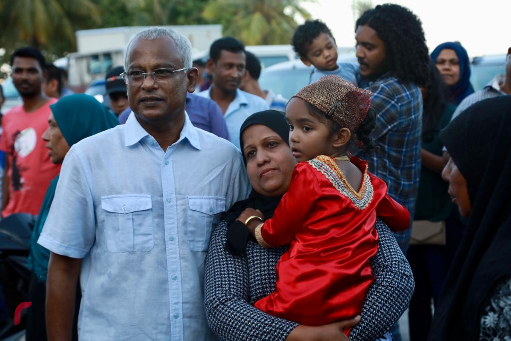 19 އޮކްޓޯބަރ 2018: ރިޔާސީ އިންތިޚާބުގައި ގުޅިފައިވާ ޕާޓީތަކަށް ލިބުނު ކާމިޔާބާއި ގުޅިގެން އުފާ ފާޅުކުުރުމަށް ހަރުގެ ސަރަހައްދުގައި ކުރިއަށްގެންދިޔަ ހަރަކާތުގައި އިންތިޚާބީ ރައީސް ރައްޔިތުންނާއި އެކު ފޮޓޯ ނަންގަވަނީ