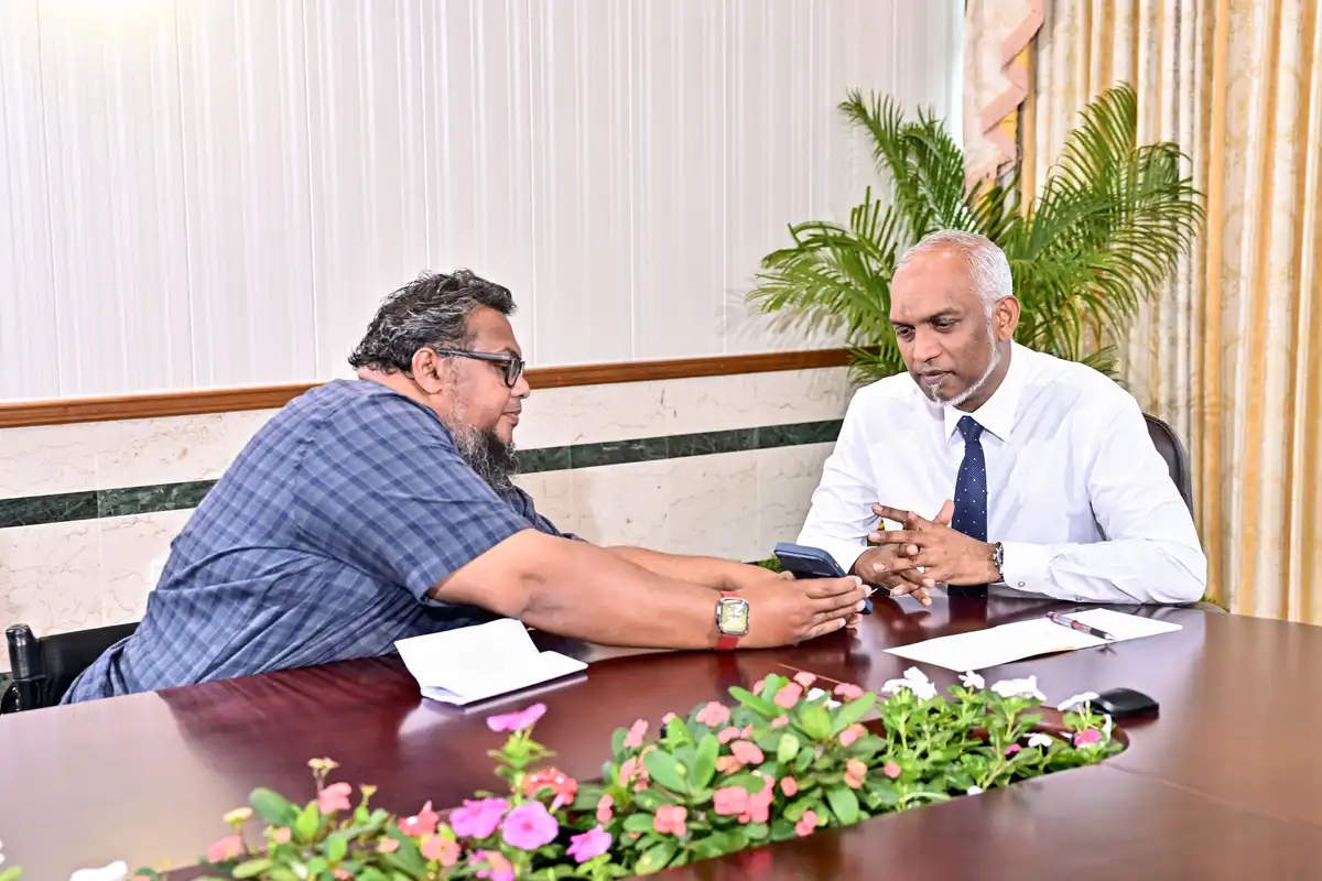 ސަރުކާރުން އަލަށް ފެށި "ރައްޔިތުންގެ އަޑު" ސިލްސިލާގައި ރައީސް މުއިއްޒު ރައްޔިތުންނާ ބައްދަލު ކުރައްވަނީ