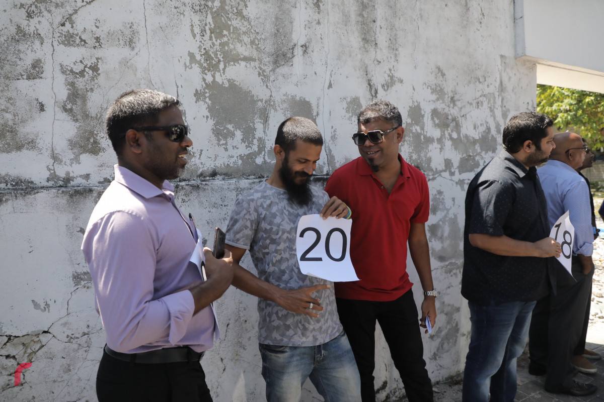 އޮކްޓޫބަރު 21، 2018: މިއަދުގެ އަޑުއެހުމަށް ވަނުމަށް މީހުން ކިޔޫ ހަދާފައި -- ފޮޓޯ: މުހައްމަދު ޝަރުހާން / ރާއްޖެ އެމްވީ