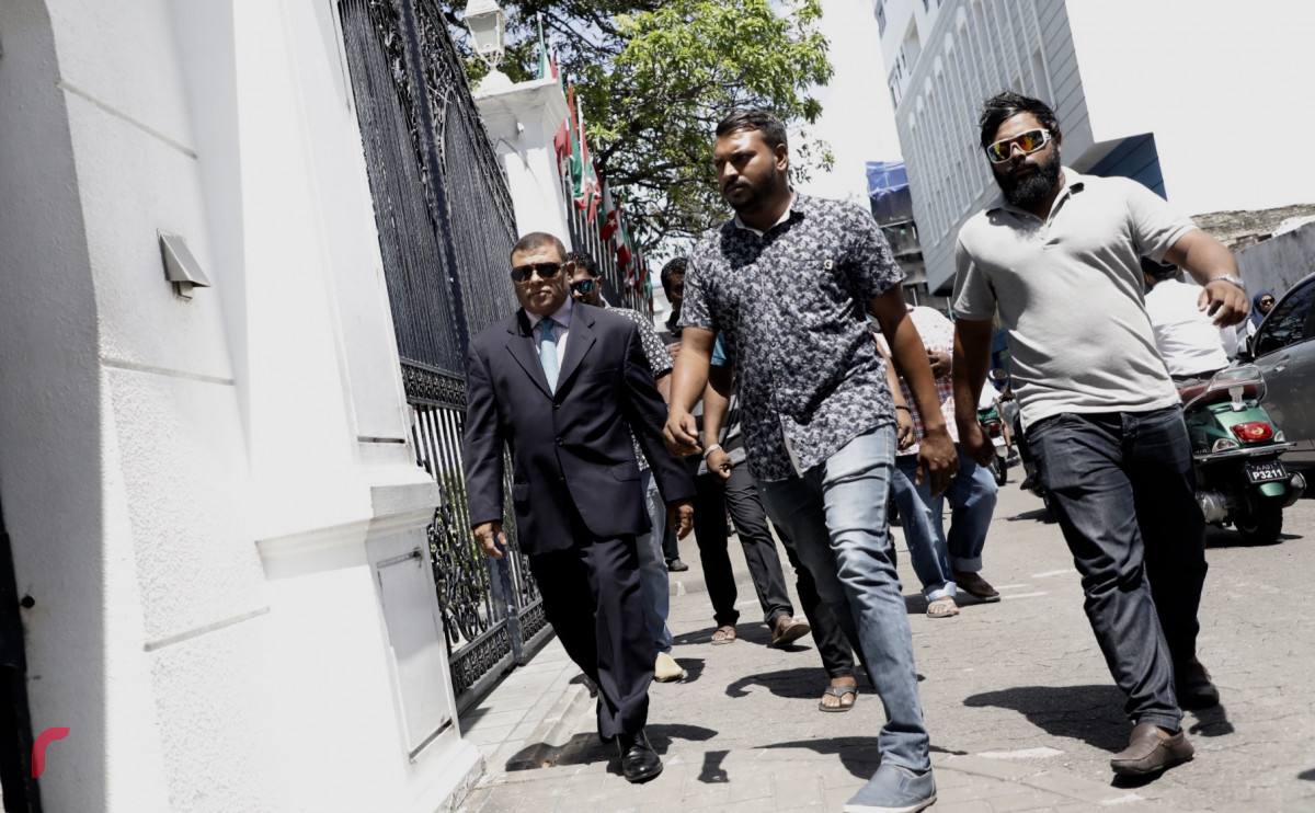 އޮކްޓޫބަރު 21، 2018: މިއަދުގެ އަޑުއެހުމަށް ރައީސް ޔާމީންގެ ވަކީލު އަހްމަދު ސަލީމް (ރޭނިސް ސަލީމް) ވަދެވަޑައިގަންނަވަން އަންނަނީ -- ފޮޓޯ: މުހައްމަދު ޝަރުހާން / ރާއްޖެ އެމްވީ