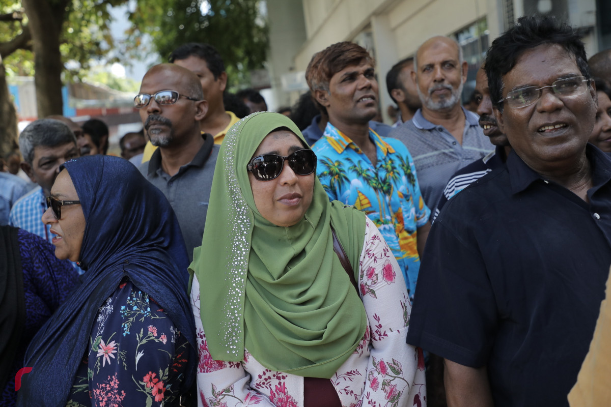 އޮކްޓޫބަރު 21، 2018: މިއަދުގެ އަޑުއެހުން ކުރިއަށް ދިޔައިރު ބޭރުގައި މީހުން އަޑުއުފުލަނީ -- ފޮޓޯ: މުހައްމަދު ޝަރުހާން / ރާއްޖެ އެމްވީ