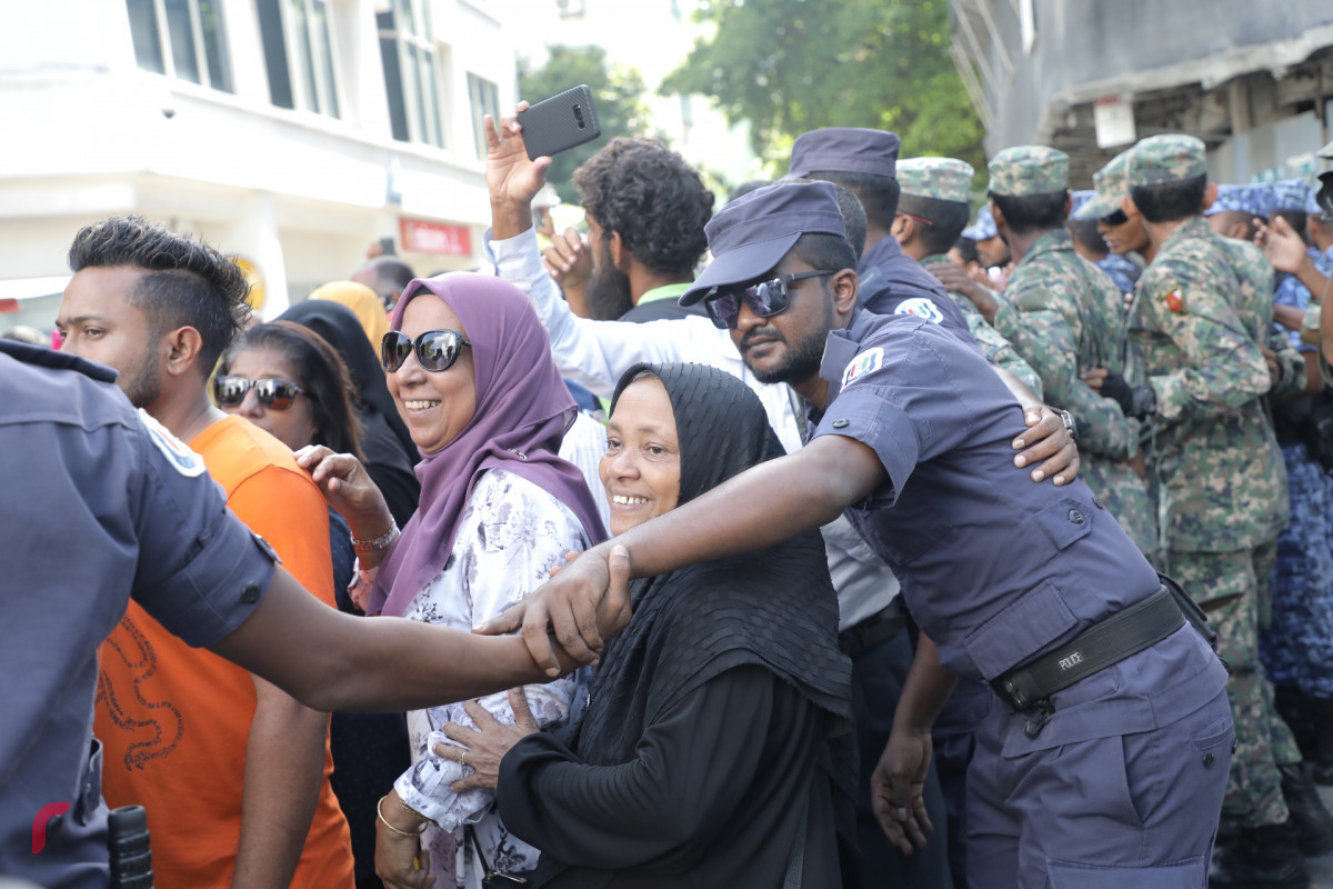 އޮކްޓޫބަރު 21، 2018: މިއަދުގެ އަޑުއެހުން ކުރިއަށް ދިޔައިރު ބޭރުގައި މީހުން އަޑުއުފުލަނީ -- ފޮޓޯ: މުހައްމަދު ޝަރުހާން / ރާއްޖެ އެމްވީ