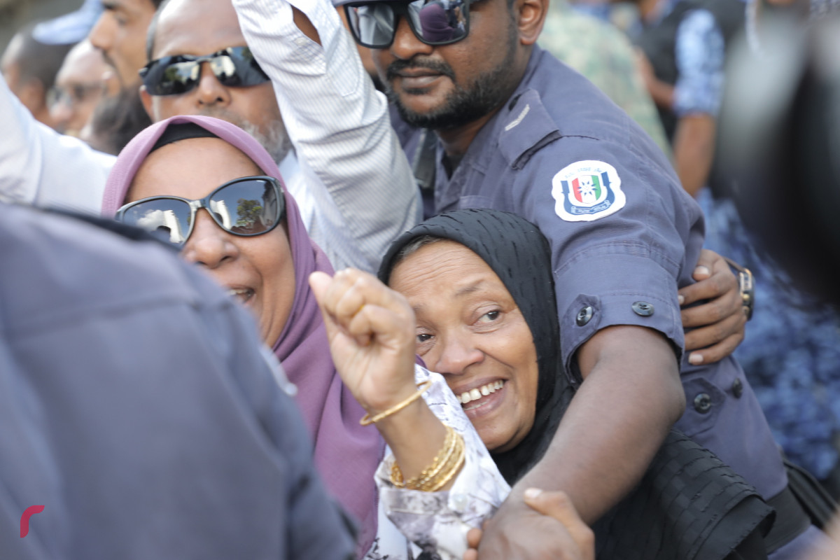 އޮކްޓޫބަރު 21، 2018: މިއަދުގެ އަޑުއެހުން ކުރިއަށް ދިޔައިރު ބޭރުގައި މީހުން އަޑުއުފުލަނީ -- ފޮޓޯ: މުހައްމަދު ޝަރުހާން / ރާއްޖެ އެމްވީ