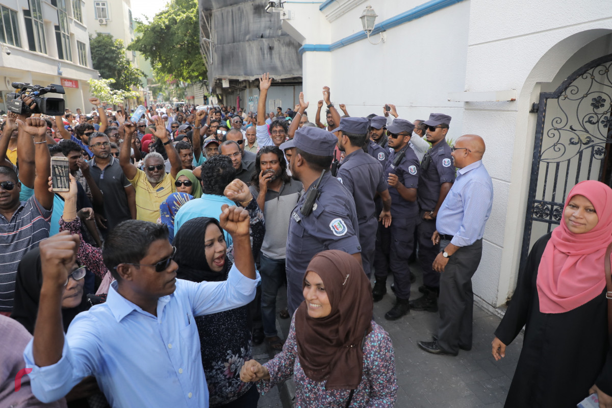 ސުޕްރީމް ކޯޓުގެ ހުކުމާއި ގުޅިގެން އާންމު ރައްޔިތުން އުފާފާޅުކުރަނީ