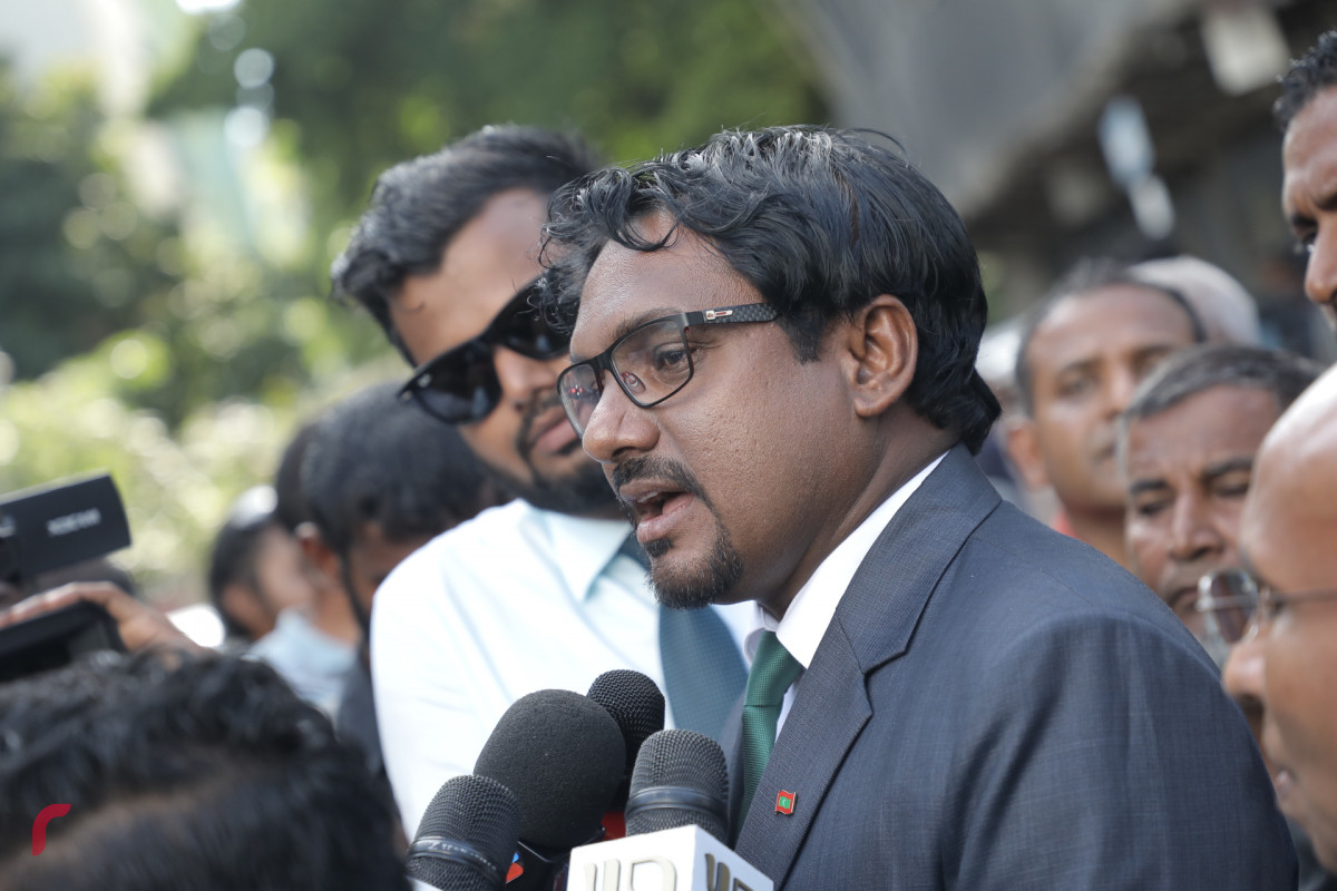 އޮކްޓޫބަރު 21، 2018: މިއަދުގެ އަޑުއެހުމަށް ފަހު އިލެކްޝަންސް ކޮމިޝަންގެ ނައިބު ރައީސް އަމްޖަދު ނޫސްވެރިންނާ ވާހަކަ ދައްކަވަނީ -- ފޮޓޯ: މުހައްމަދު ޝަރުހާން / ރާއްޖެ އެމްވީ