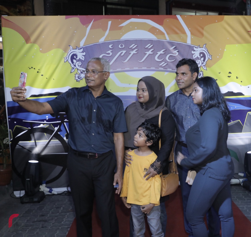 އޮކްޓޫބަރު 23، 2018: ރިޔާސީ އިންތިޚާބުގައި ގުޅިފައިވާ ޕާޓީތަކަށް ލިބުނު ކާމިޔާބީ ފާހަގަކުރަން މައްޗަންގޯޅި ރައްޔިތުން ކާމިނީމަގު ސަރަހައްދުގައި ކުރިއަށްގެންދިޔަ ހަރަކާތުގެ ތެރެއިން. މި ހަރަކާތުގައި ކޯލިޝަންއަށް ސަޕޯޓްކުރާ ގިނަ އަދަދެއްގެ ފަރާތްތަކުން ވަނީ ބައިވެރިވެފައި -- ފޮޓޯ: މުހައްމަދު ޝަރުހާން / ރާއްޖެ އެމްވީ