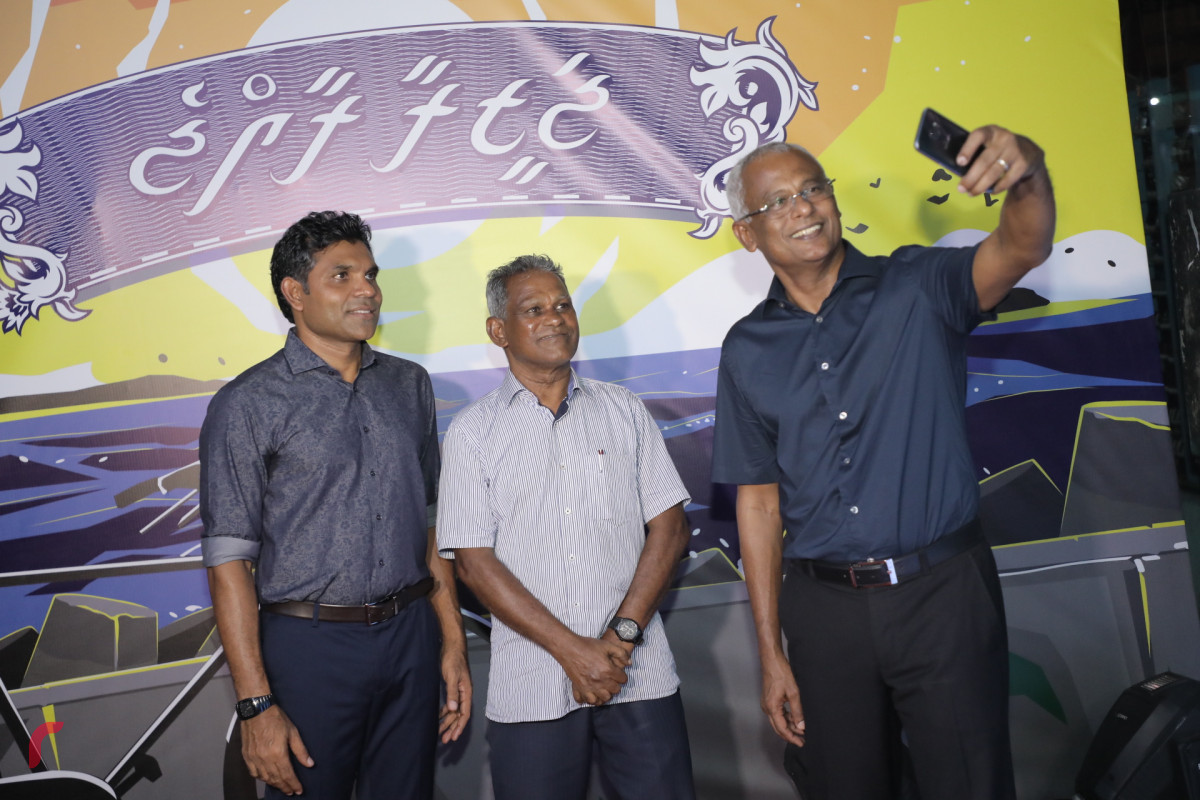 އޮކްޓޫބަރު 23، 2018: ރިޔާސީ އިންތިޚާބުގައި ގުޅިފައިވާ ޕާޓީތަކަށް ލިބުނު ކާމިޔާބީ ފާހަގަކުރަން މައްޗަންގޯޅި ރައްޔިތުން ކާމިނީމަގު ސަރަހައްދުގައި ކުރިއަށްގެންދިޔަ ހަރަކާތުގެ ތެރެއިން. މި ހަރަކާތުގައި ކޯލިޝަންއަށް ސަޕޯޓްކުރާ ގިނަ އަދަދެއްގެ ފަރާތްތަކުން ވަނީ ބައިވެރިވެފައި -- ފޮޓޯ: މުހައްމަދު ޝަރުހާން / ރާއްޖެ އެމްވީ